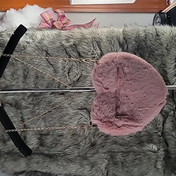 Pink Chic Heart-Shaped Fluffy Crossbody Bag with Chain Strap. NWOT - Picture 1 of 6